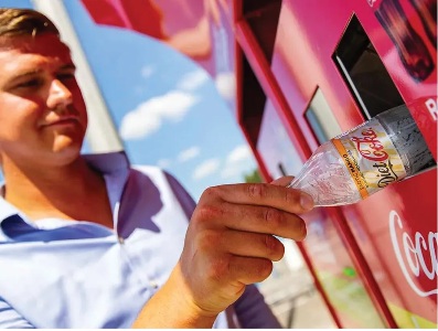 Coca-Cola сократила планы по использованию переработанных материалов
