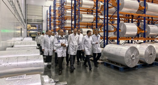 Во время визита на завод «Атлантис-Пак» Денис Мантуров заявил о возможности введения пошлин на импорт упаковки из недружественных стран