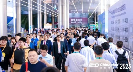 На третий день выставка Chinaplas по-прежнему демонстрирует высокую посещаемость